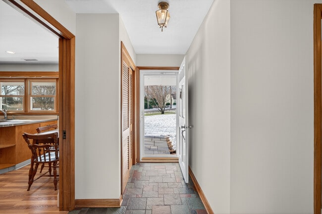 Building Photo - 9 Harbor View S