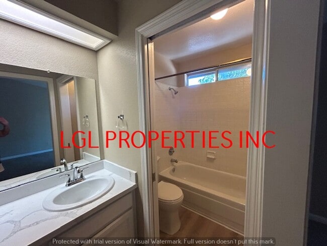 Building Photo - Very Nice Roseville 3 Bedroom 2 Bath Home
