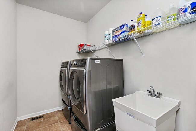 Building Photo - 3557 Crestwood Ln