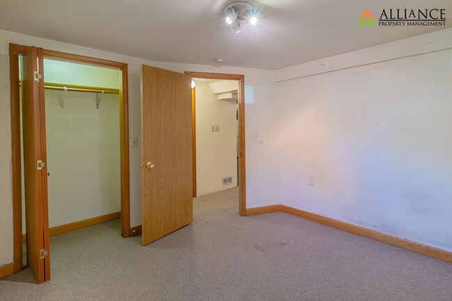 Building Photo - Perfect Location!