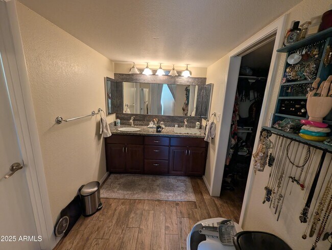 Building Photo - 4909 E Presidio Rd