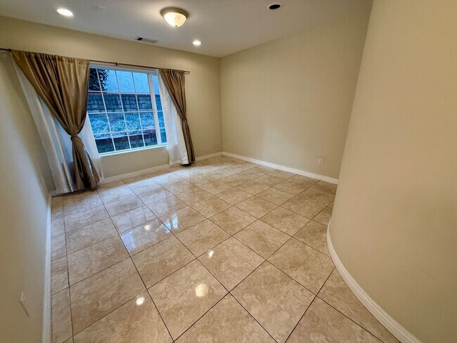 Building Photo - 9 Rooms  6 Bedroom 4 baths Granite Kitchen Executive Home For $5990