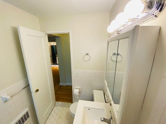 Building Photo - 295 York St