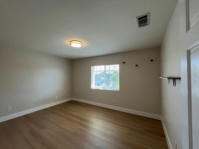 Building Photo - Spacious 5 Bedroom/3 Bath Home in Eastvale.