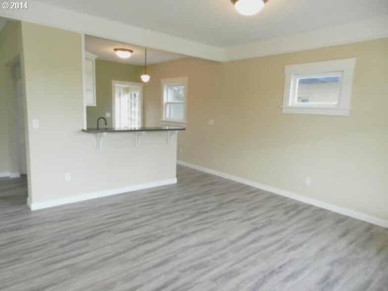 Living room vacant - 7138 N Central St
