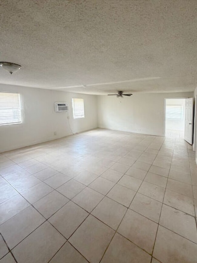 Building Photo - 1125 W 28th St