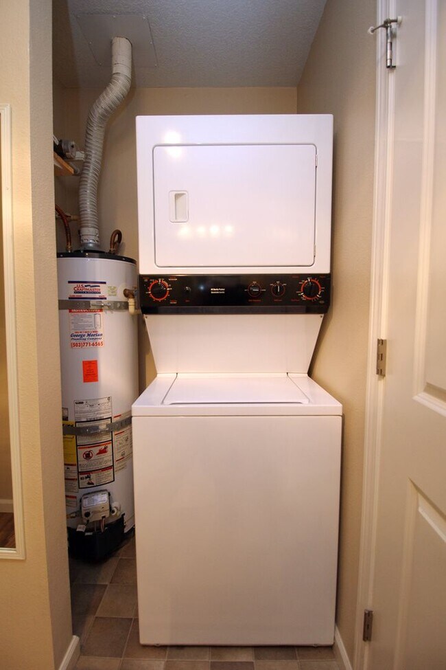 Building Photo - Light and Bright Remodeled Studio Condo in Convenient Bethany Location