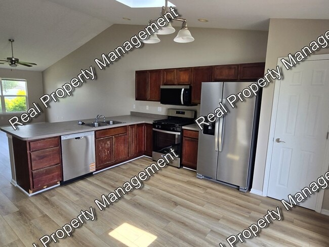 Building Photo - Updated Three Bedroom Duplex