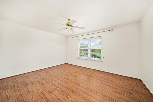 Building Photo - 8010 Golf Green Cir