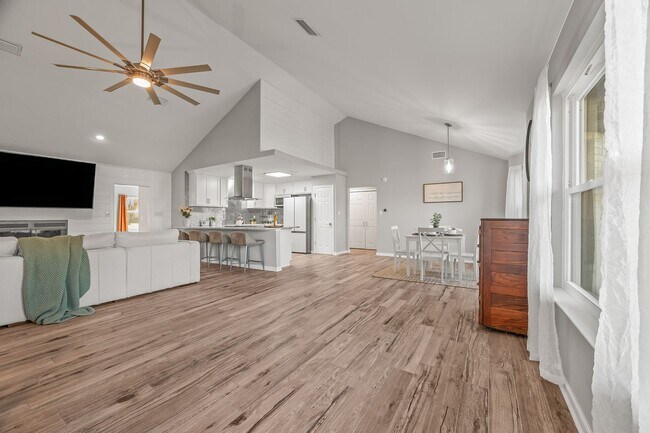 Building Photo - Stunning 4 bedroom with two bonus spaces, ...