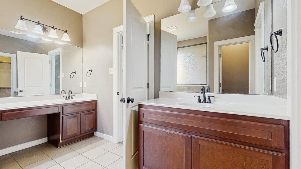 Building Photo - Beautifully updated home in a peaceful Geo...