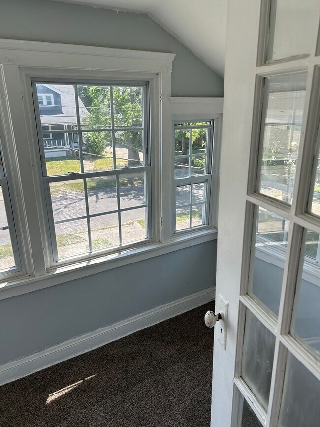 Building Photo - 9505 Sladden Ave