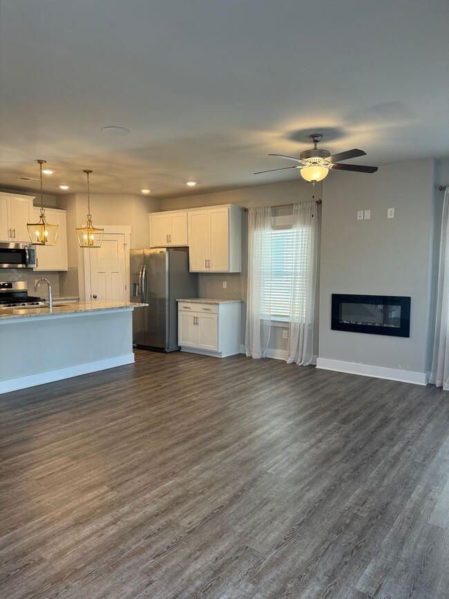 Building Photo - Beautiful New Townhome in Greer!