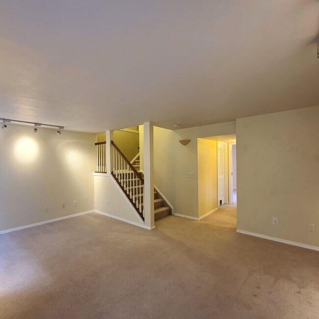 Building Photo - Beautiful home in Briargate Fairfax - D20 - ready to move in NOW!