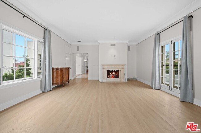 Building Photo - 420 S Beverwil Dr