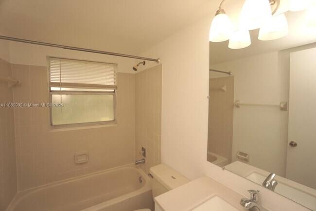 Building Photo - 820 Twin Lakes Dr