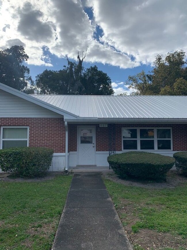 Building Photo - 4/3 Home in Heart of Umatilla!