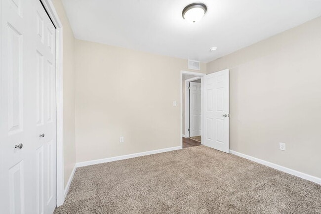 Building Photo - 422 Farmington Rd