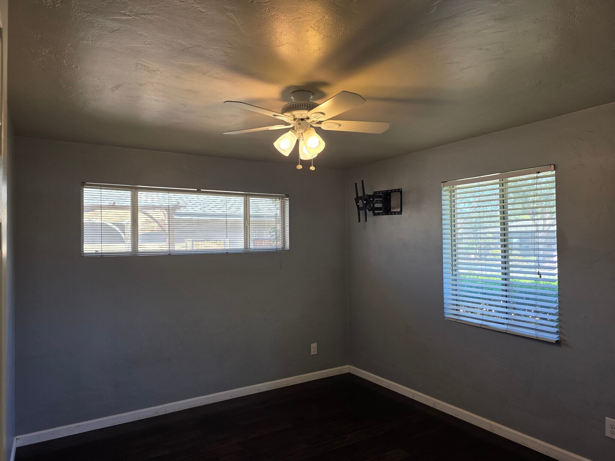 Building Photo - 1610 E Palo Verde Dr