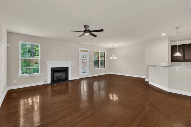 Building Photo - 4 Bedroom Home with 2 Car Garage & Fenced Yard!