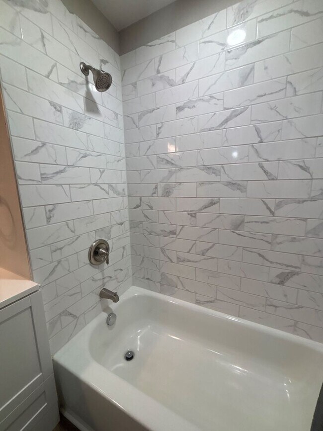Building Photo - Cute, cottage in a prime location off of Oakland Ave, near Downtown and ETSU, 2 bed/1 bath for $1...