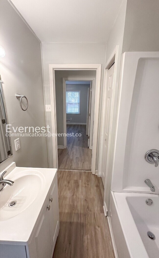 Building Photo - 3-Bed/1.5-Bath Modern Upgrades/ Pet Friendly/Available Now!