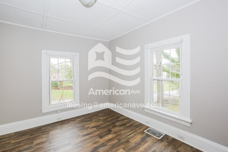 Building Photo - 122 W 12th St