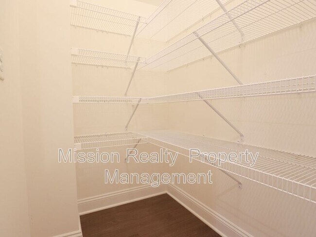 Building Photo - 10860 Farmstead Ml Ln
