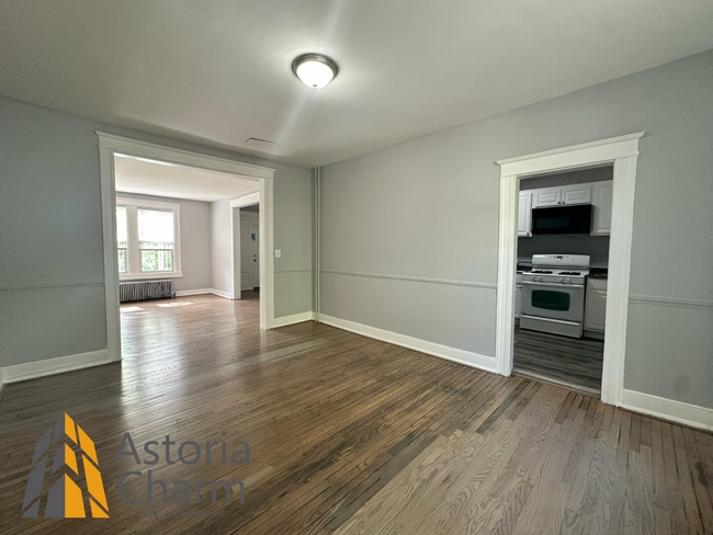 Building Photo - 4 bedroom 1 bath or 3 bedroom + den AVAILA...