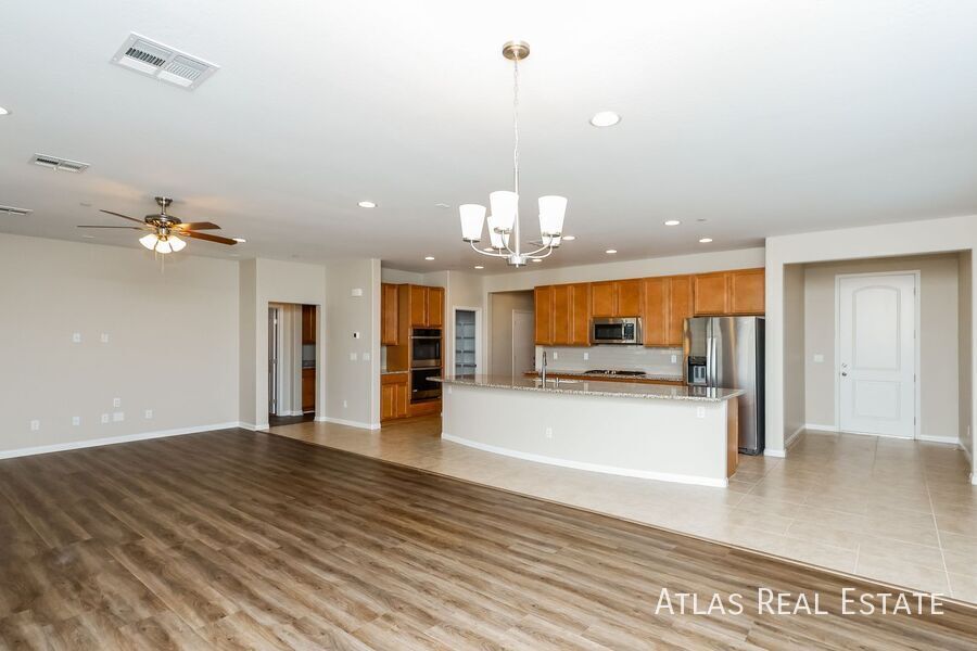 Building Photo - 577 Comodo St