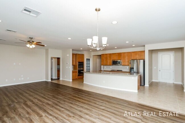 Building Photo - 577 Comodo St