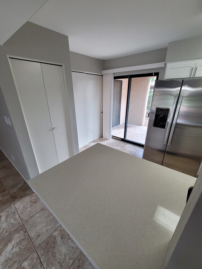 Building Photo - Updated 2/2 condo with 2 master bedrooms!