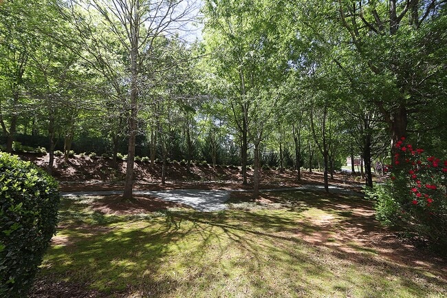 Building Photo - North Raleigh Townhome just off Glenwood Avenue + Ebenezer Church