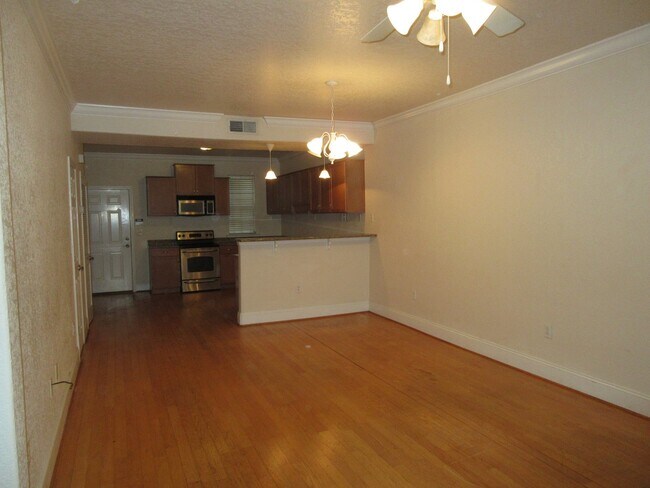 Building Photo - Great Townhome near Downtown