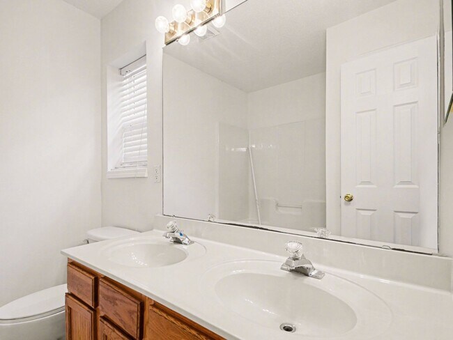 Building Photo - 2 Bed/2Bath Townhouse for RENT!