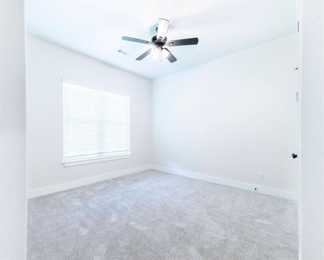 Building Photo - 5 bedroom CUSTOM BUILT home in Elm Springs MUST SEE