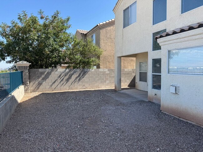 Building Photo - New flooring and kitchen. No neigbors behi...
