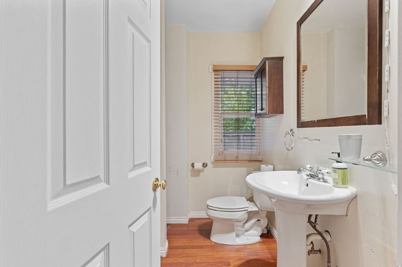 Building Photo - 1086 S Lk St