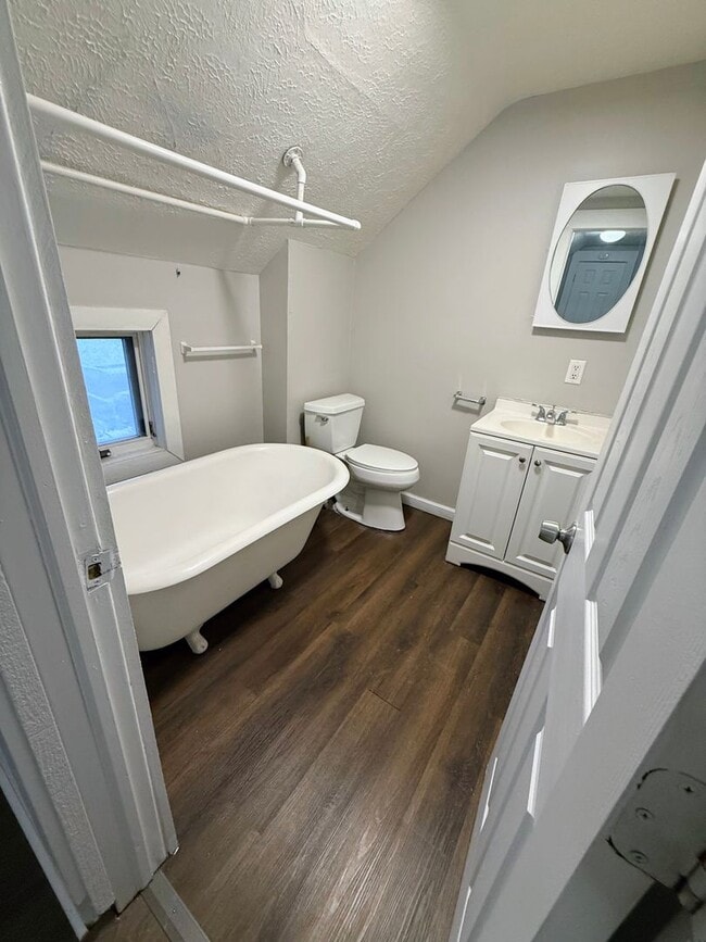 Building Photo - Newly renovated 3-bedroom, 1-bath home in Akron