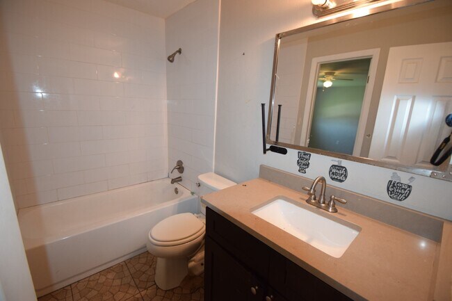 Building Photo - 3BR/1.5BA two story Townhouse