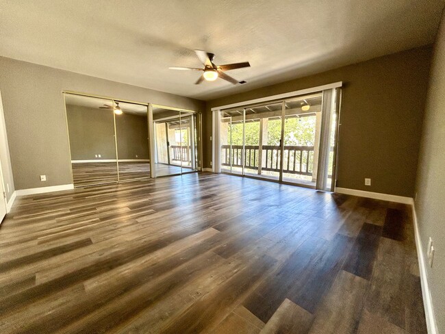 Building Photo - Updated townhome in the heart of Fremont