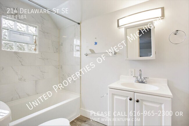 Building Photo - 214 Delaware St SE