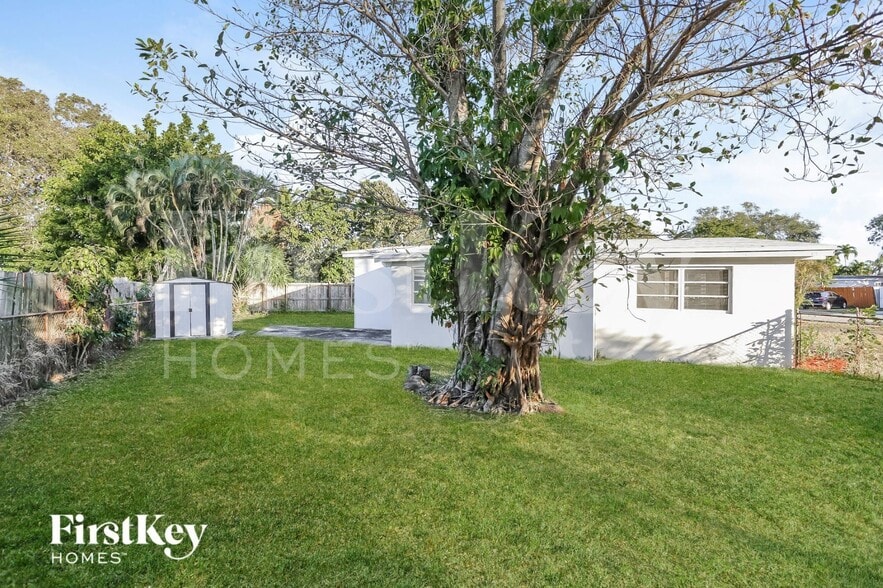 Building Photo - 1571 NE 44th St