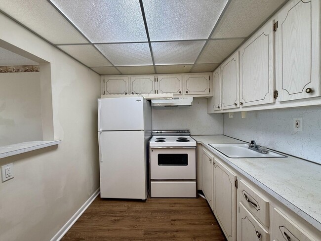 Building Photo - 32 Kingswood E