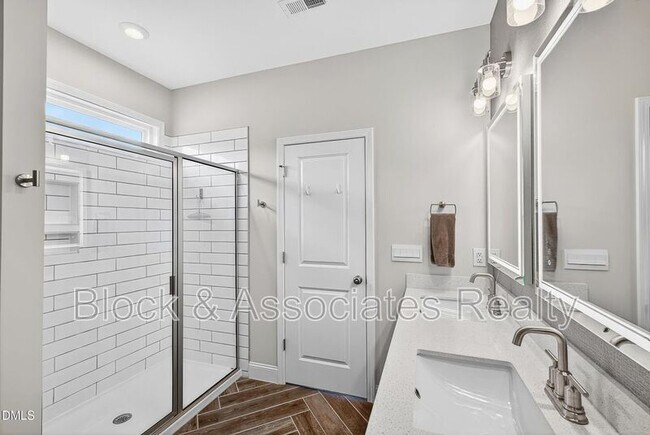 Building Photo - 236 Lily Oak Dr