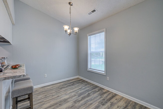 Building Photo - 617 Varsity Dr