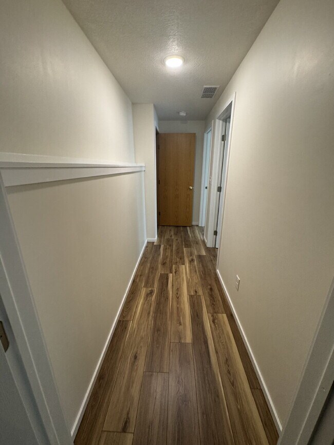 Building Photo - "Spacious 4-Bedroom Sanctuary with 3 Full Baths on Country View Drive, Derby - 3189 Sq Ft of Comf...