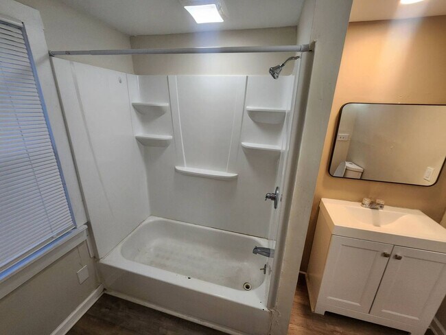 Building Photo - Charming 5-Bedroom Property in Prime Location (Section 8 vouchers Accepted)