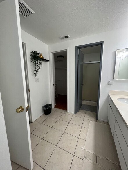 Building Photo - 24155 Del Monte Dr