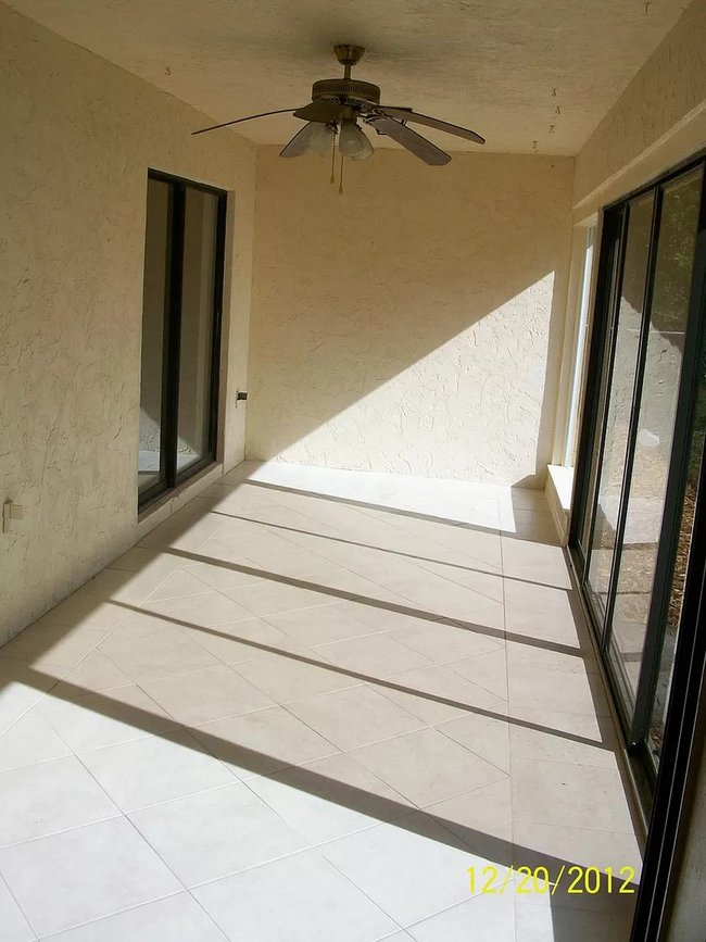 Building Photo - 3/2 Spacious Home in Sarasota with 2 Car G...